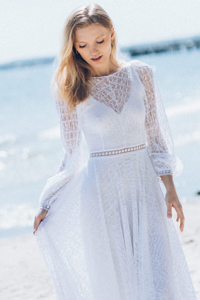 Prosta suknia ślubna w stylu boho to połączenie lekkości, elegancji i subtelnego romantyzmu