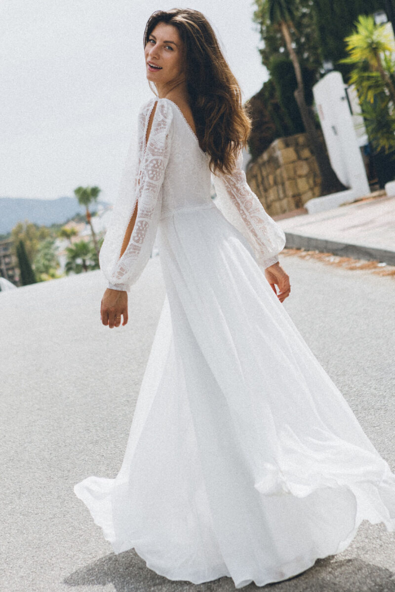 Porto 80 - Biała suknia ślubna z koronki z gładkim dołem