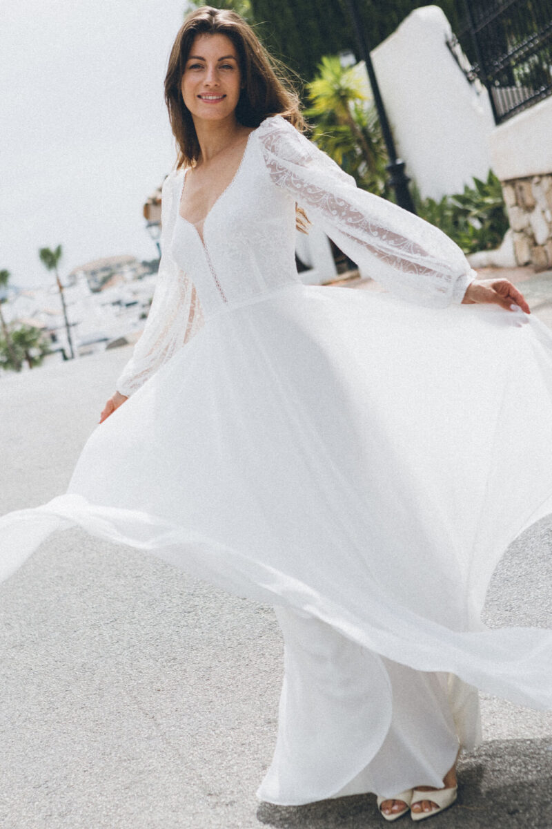 Porto 80 - Biała suknia ślubna z koronki z gładkim dołem