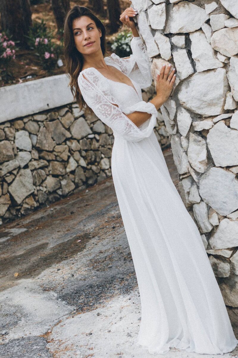 Porto 80 - Biała suknia ślubna z koronki z gładkim dołem