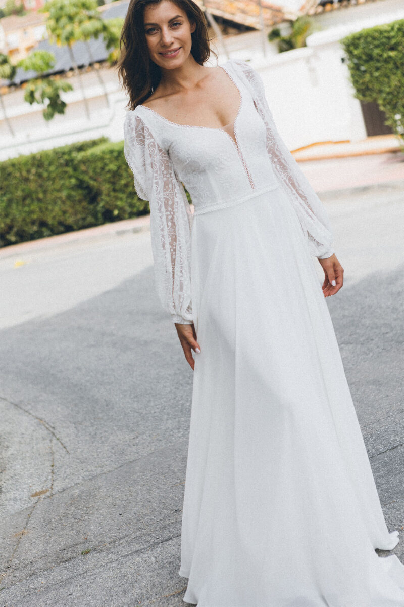 Porto 80 - Biała suknia ślubna z koronki z gładkim dołem