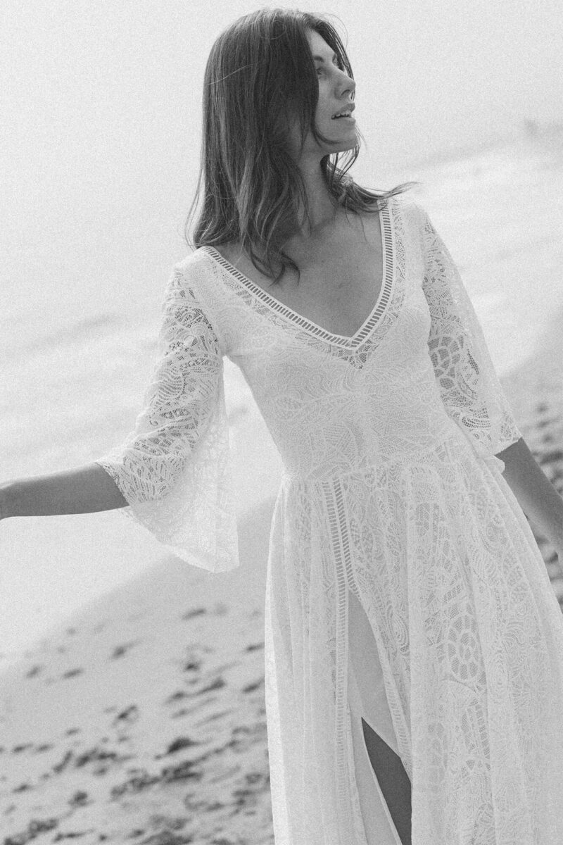 Santorini 28 – Koronkowa suknia ślubna z rękawem dzwonek