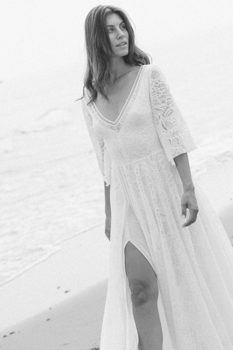 Santorini 28 – Koronkowa suknia ślubna z rękawem dzwonek