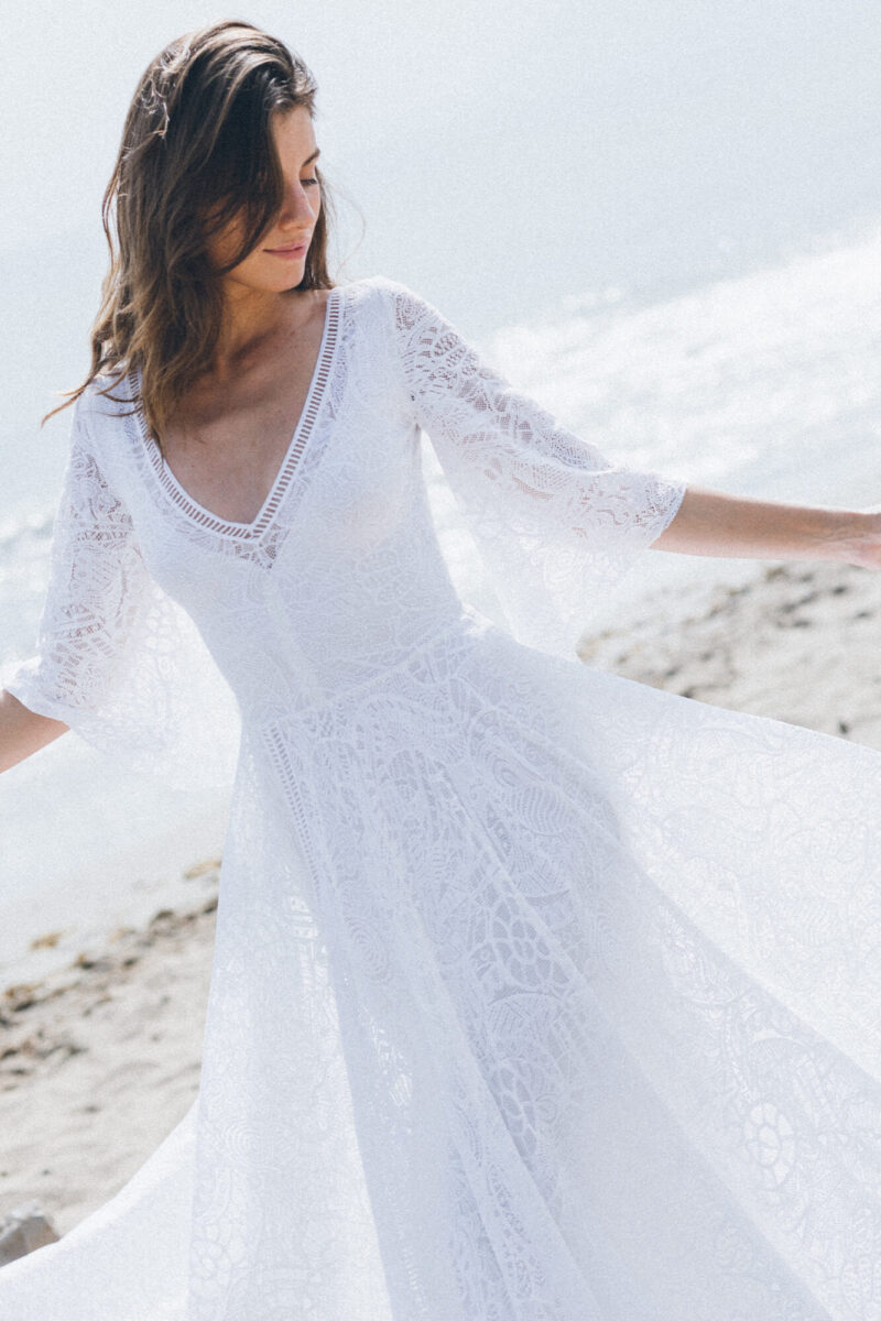 Santorini 28 – Koronkowa suknia ślubna z rękawem dzwonek